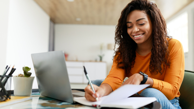 Dentre os cursos ofertados, estão os de contabilidade básica para empreendedores, organização de eventos e interpretação de projetos arquitetônicos (Foto: Getty Images)