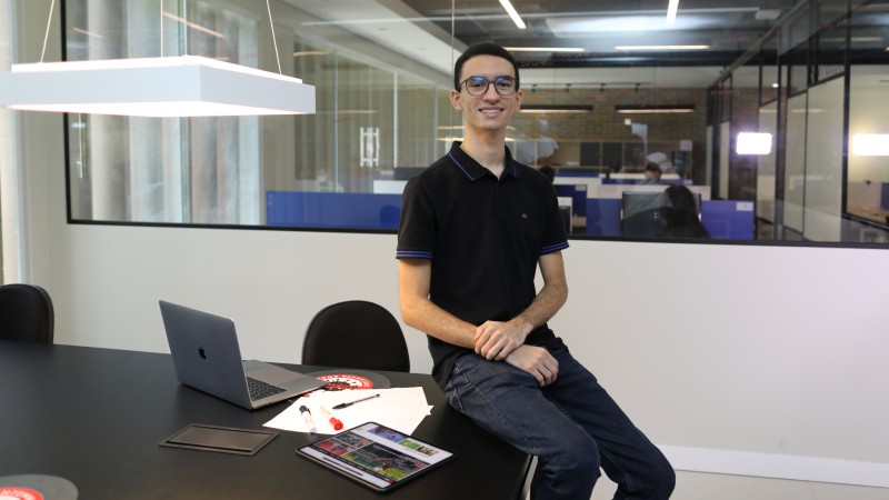 Daniel Farias, estudante de Jornalismo da Unifor, compartilha sua história de conquista profissional no Unifor Notícias deste domingo, 3 de outubro (Foto: Ares Soares)