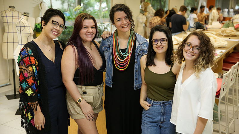 A professora e coordenadora do curso, Ana Cláudia Farias (ao centro) e as alunas de Design de Moda da Unifor (Foto: Ares Soares)