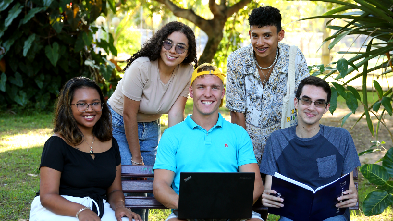 Estudantes estrangeiros e brasileiros compartilham espaços, experiências e diálogos por meio das pontes que a Unifor oferece (Foto: Ares Soares)