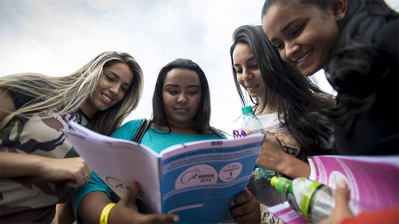 O simulado oferece aos participantes a oportunidade de testarem seus conhecimentos ao mesmo tempo que se preparam para o Enem (Foto: Agência Brasil)