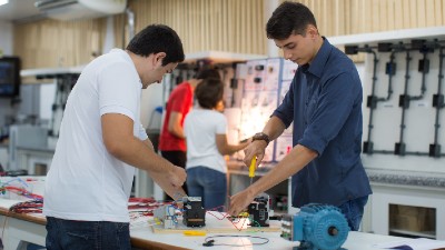 O curso de Engenharia Elétrica da Unifor se destaca com seus diferenciais em atividade prática e proximidade com o mercado de trabalho. (Foto: Ares Soares)
