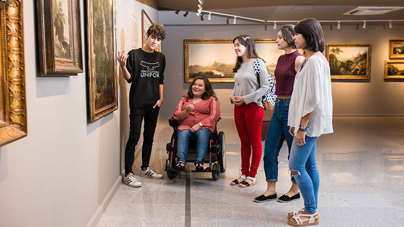 No Espaço Cultural Unifor, os visitantes têm a chance de conhecer, gratuitamente, obras de renomados artistas nacionais e internacionais (Foto: Saulo Galdino)