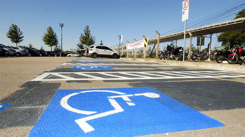 As vagas especiais demarcadas em vias públicas e estabelecimentos privados destinam-se a pessoas a partir de 60 anos e com deficiência, que precisam requerer credencial (Foto: Prefeitura de Jundiaí)