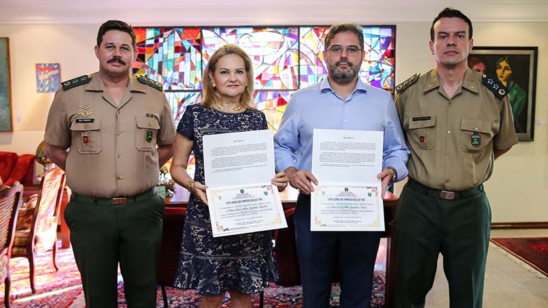 Sílvio Fernando dos Santos, Roberto Augusto Neto, ambos membros do 23º BC, Lenise Queiroz Rocha e Edson Queiroz Neto. Foto: Ares Soares