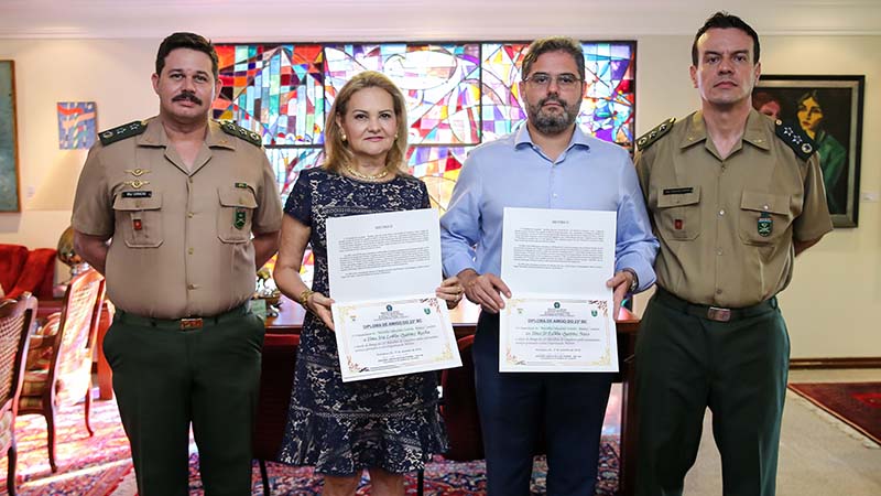 Sílvio Fernando dos Santos, Roberto Augusto Neto, ambos membros do  23º BC, Lenise Queiroz Rocha e Edson Queiroz Neto. Foto: Ares Soares