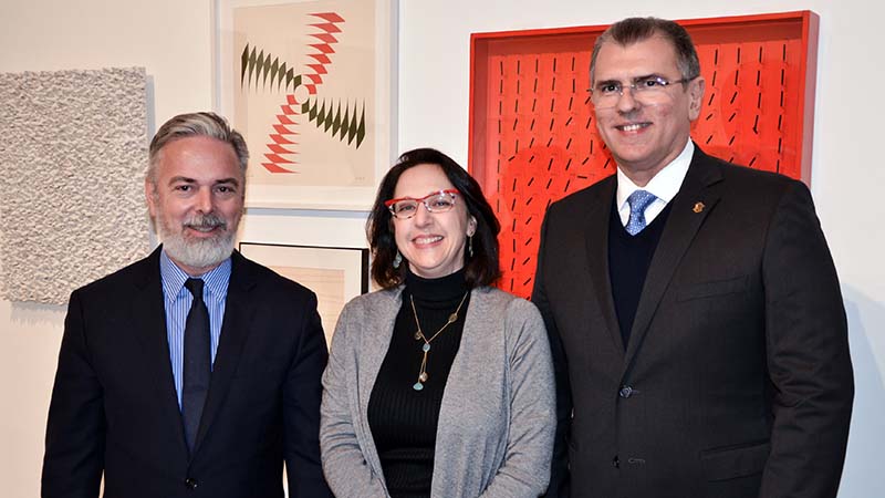 Antonio Patriota, embaixador do Brasil em Roma, Regina Teixeira de Barros, curadora da exposição, e Randal Pompeu, vice-reitor de Extensão da Unifor (Foto:  Alexandre Leão / Embaixada do Brasil em Roma)