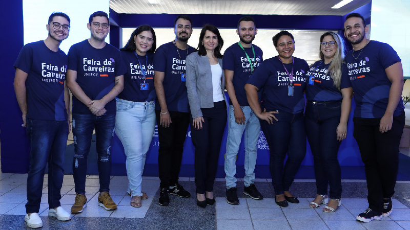 A assessora da Central de Carreiras e Egressos, Carolina Quixadá (ao centro), com a equipe que deu suporte ao evento (Foto: Ares Soares)