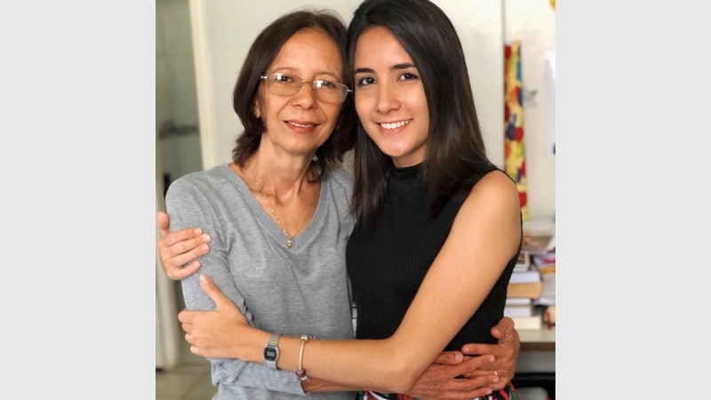 Marília Serpa [à direita] revela ter uma relação de “melhores amigas” com sua mãe, Fernanda Serpa [à esquerda]. (Foto: Acervo pessoal)