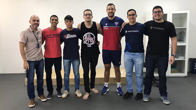 Os alunos de Fisioterapia estão realizando procedimentos para avaliar o desempenho dos membros inferiores e a evolução da recuperação do jogador. Foto: Arquivo pessoal.