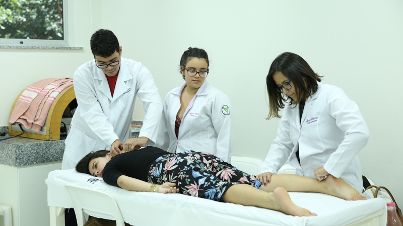 Dores classificadas como crônicas estão entre as principais queixas apresentadas por pacientes. Curso de Fisioterapia possui ações para atendimento especializado nessa área no NAMI. (Foto: Ares Soares)