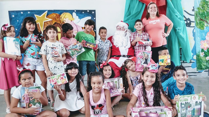 Crianças da Escola de Aplicação Yolanda Queiroz recebem presentes de Natal. (Observação: foto da entrega do ano passado, antes da pandemia)