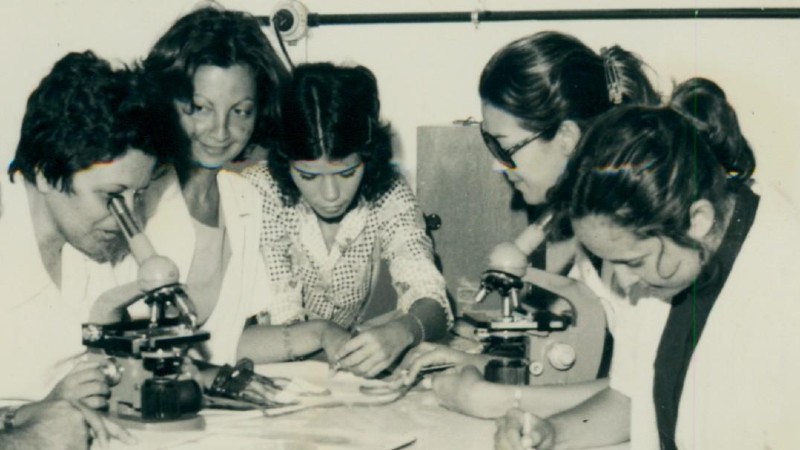 Estudantes no Laboratório de Microscopia. Imagem captada em 1973. (Foto: Arquivo Unifor)