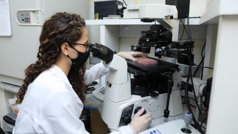 Na Unifor, você dispõe de laboratórios modernos equipados com recursos tecnológicos de ponta e é orientado por um corpo docente dedicado e capacitado para o desenvolvimento de pesquisa de alta qualidade (Foto: Ares Soares)