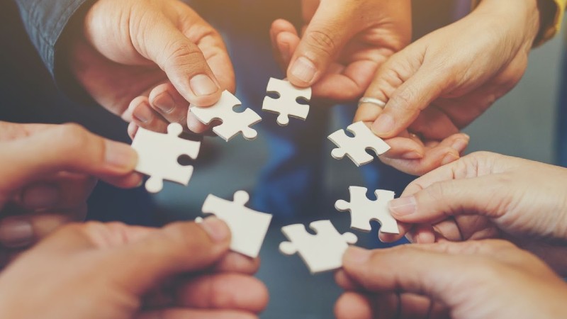 “Construir junto”: a aprendizagem colaborativa estimula os alunos a acolherem as opiniões dos seus pares (Foto: Getty Images)