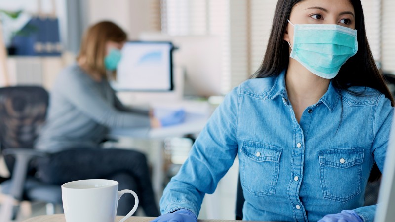 Manter o distanciamento social adequado, higienizar as mãos e utilizar máscara são medidas eficazes de prevenção contra a Covid em locais fechados (Foto: Getty Images)