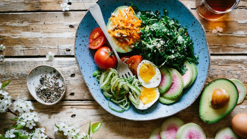 Nutricionistas reforçam a importância de uma alimentação saudável e equilibrada (Foto: Unsplash)