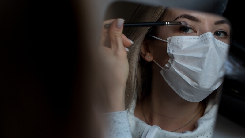 O uso diário da máscara de proteção contra a Covid-19 pode ser aliado à maquiagem que valoriza os olhos (Foto: Getty Images)