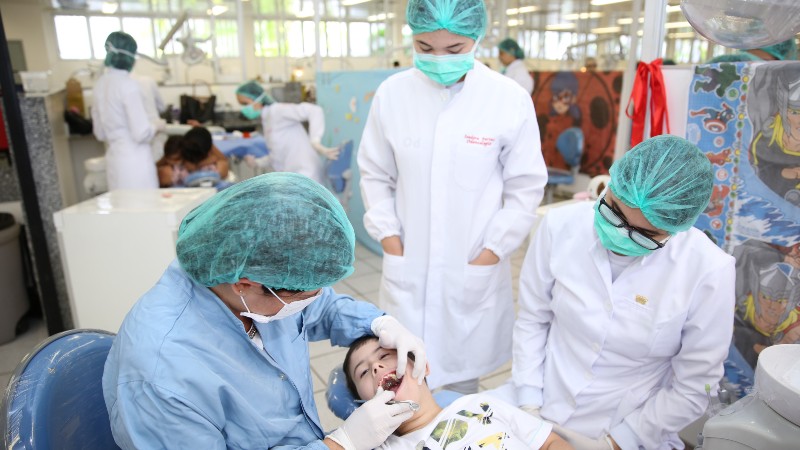 Curso de Odontologia da Universidade de Fortaleza oferece atendimento gratuito à população (Foto: Ares Soares)