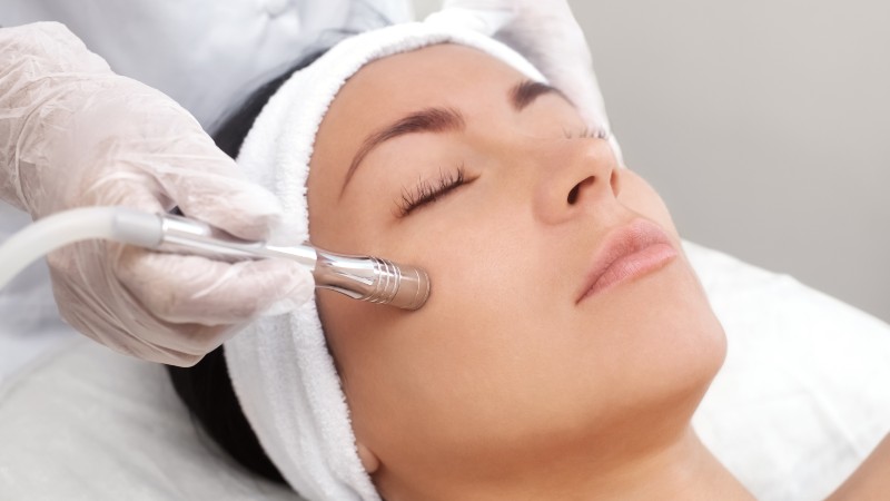 Procedimentos corporais, faciais e capilares são algumas das atividades práticas do curso de Estética e Cosmética da Unifor (Foto: Getty Images)