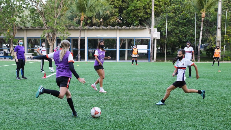 O Futebol pela Igualdade já atendeu mais de 860 meninas e mulheres. Atualmente, o projeto conta com 100 participantes entre a faixa etária de 10 a 35 anos (Foto: Ares Soares)