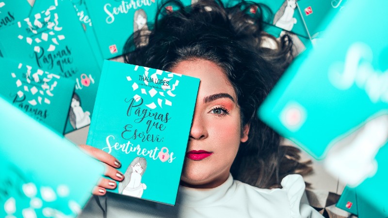 Thalia Lopes é estudante do curso de Psicologia da Unifor e autora do livro “Páginas que escrevi: sentimentos” (Foto: Divulgação)