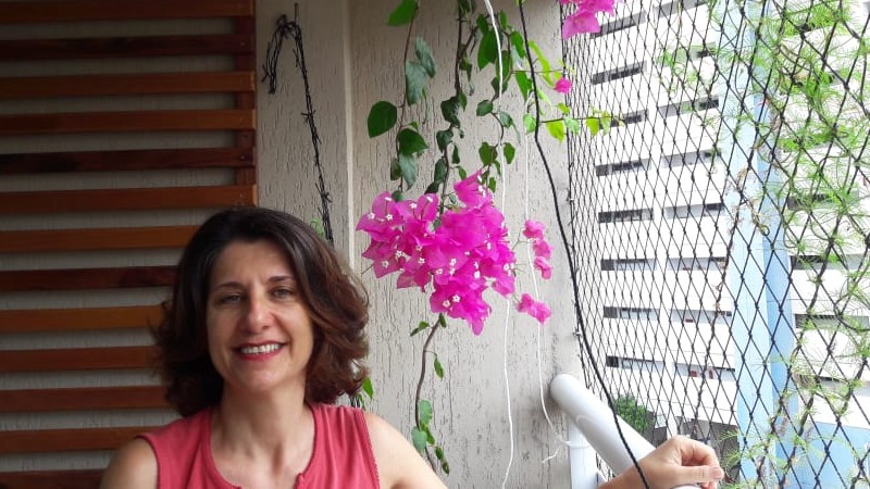 Márcia Frezza, professora do Programa de Pós-graduação em Psicologia da Unifor, cultiva seu jardim em casa (Foto: Arquivo pessoal)