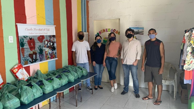 Dannylo Candido (à esquerda) junto aos voluntários do projeto Pilares do Bem (Foto: Arquivo pessoal)