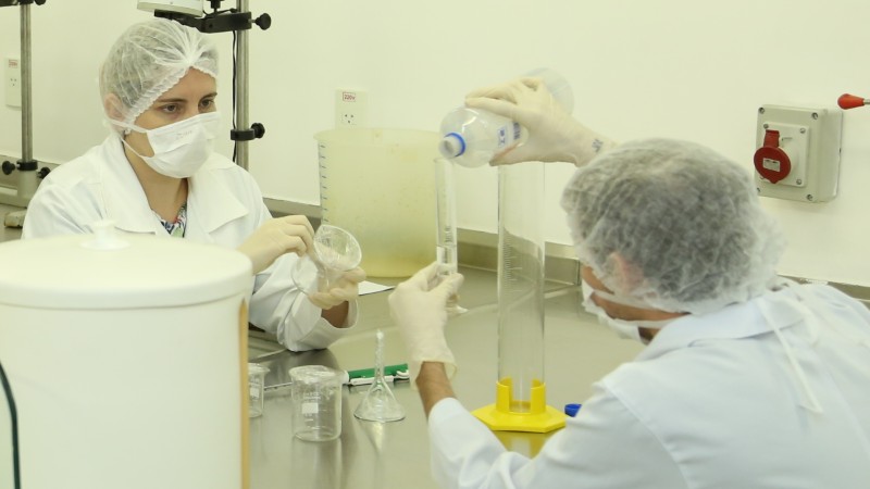 Curso de Farmácia da Universidade de Fortaleza investe em laboratórios de ponta (Foto: Ares Soares)