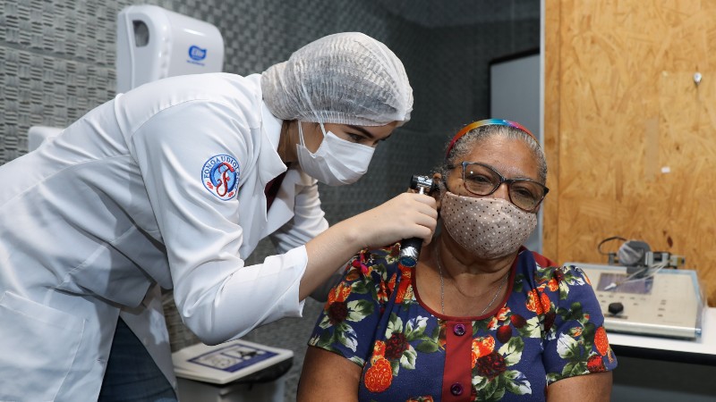 Serviço de Fonoaudiologia oferecido pelo Núcleo de Atenção Médica da Unifor (NAMI) realiza exames audiológicos (Foto: Ares Soares)