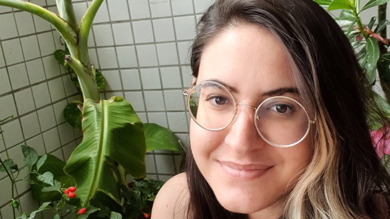 Hannah Troccoli, estudante do curso de Cinema e Audiovisual da Unifor, e amante de plantas (Foto: Arquivo pessoal)