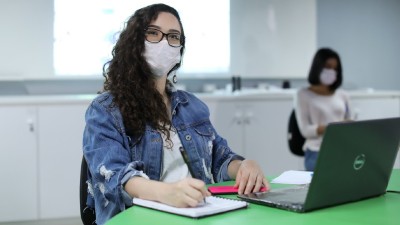 Jovens estudantes têm a tecnologia como aliada das suas experiências acadêmicas no século XXI (Foto: Ares Soares)