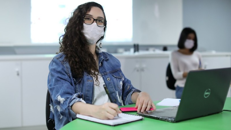 Jovens estudantes têm a tecnologia como aliada das suas experiências acadêmicas no século XXI (Foto: Ares Soares)