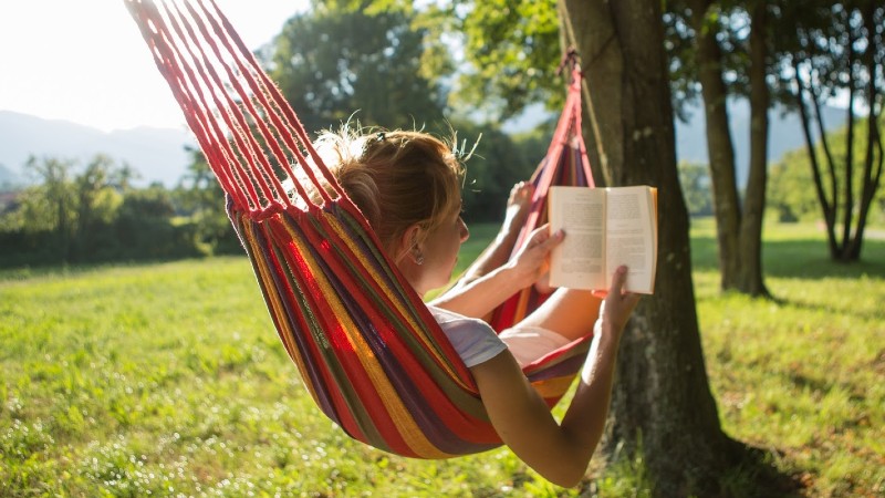 Com a chegada das férias de julho, muitas pessoas aproveitam para descansar e realizar atividades prazerosas como a leitura (Foto: Getty Images)
