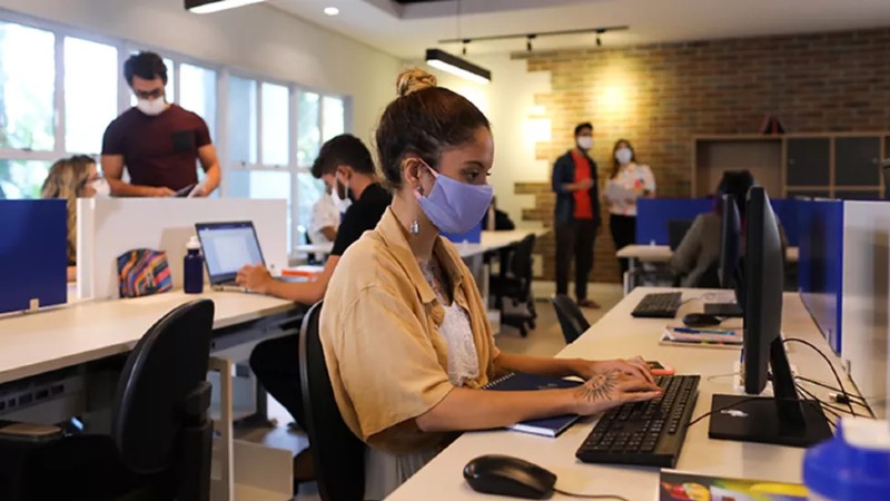 Característicos das startups, os ambientes de trabalhos estimulam a colaboração entre os profissionais (Foto: Ares Soares)