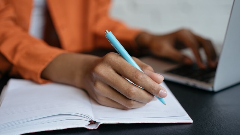 Com a volta às aulas presenciais na pandemia, estudantes encaram o desafio de uma nova adaptação (Foto: Getty Images)
