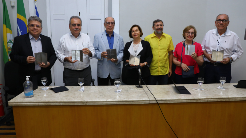 A reitora da Unifor, Fátima Veras, ao lado do presidente da Academia Cearense de Letras, Lúcio Alcântara, e demais representantes e agraciados com o Troféu Mecenas (Foto: Ares Soares)