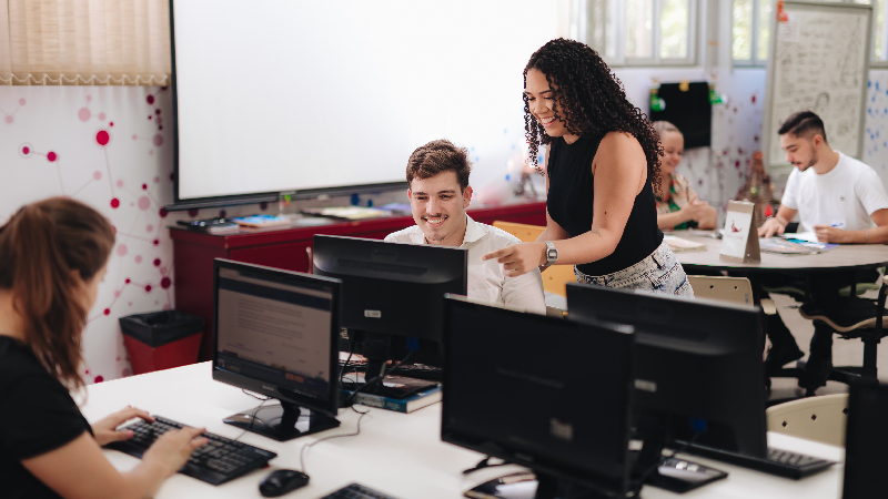 O curso de Jornalismo da Unifor possibilita um mundo de experiências aos seus alunos por meio de uma infraestrutura de ponta, contando com laboratórios de prática como o NewsLink, a TV Unifor e estúdios de rádio, TV e fotografia. (Foto: Robério de Castro)