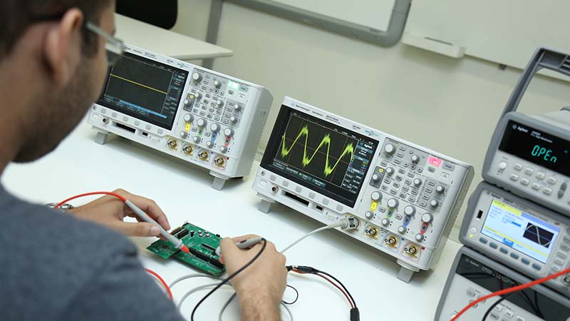 Outras vantagens em fazer Análise de Desenvolvimento de Sistemas na Unifor são a experimentação nos ambientes de prática e um currículo voltado para desenvolvimento de sistemas em dispositivos móveis e web. Foto: Ares Soares.