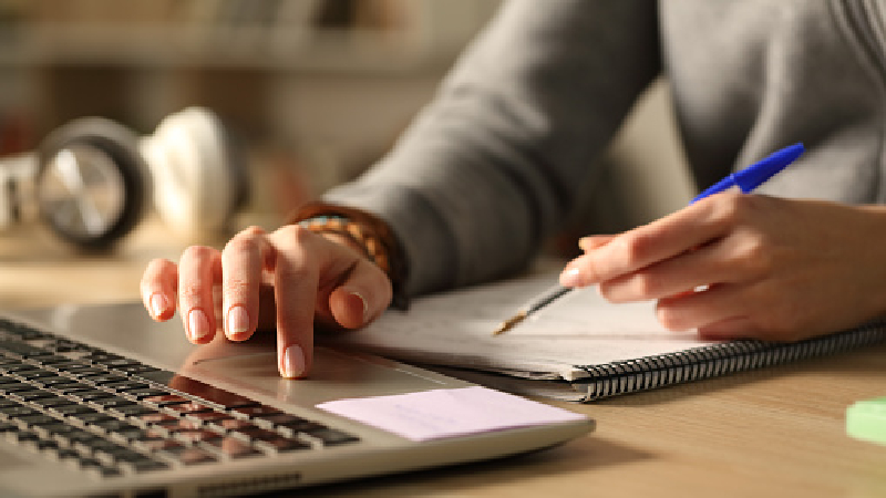 O diploma de ensino superior garante diferencial significativo no mercado de trabalho e agrega valor para a qualificação do profissional (Foto: Getty Images)