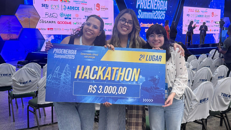 Júlia Emília de Oliveira, Lia Avelino Carvalho e Ágatha Ferreira Sales de Castro foram premiadas pela apresentação de um projeto inovador (Foto: Arquivo pessoal)