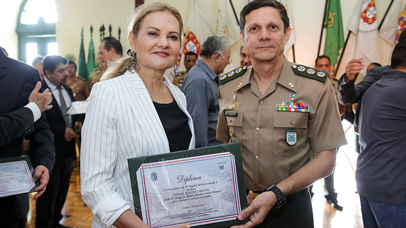 Presidente da Fundação Edson Queiroz Lenise Queiroz Rocha recebe o Diploma de Amiga da 10ª Região Militar