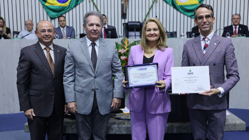 Lenise Queiroz Rocha, ao lado de Cláudio Rocha, recebeu a homenagem de Sérgio Aguiar e Igor Macedo de Lucena (Foto: Ares Soares)