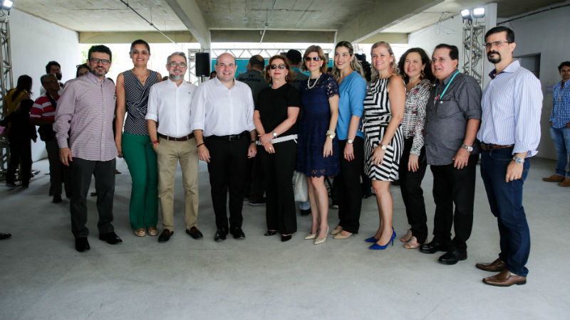 Representantes da Prefeitura e da Unifor participaram do lançamento do Programa de Promoção da Saúde Integral do Profissional da Educação. (Foto: Ares Soares).