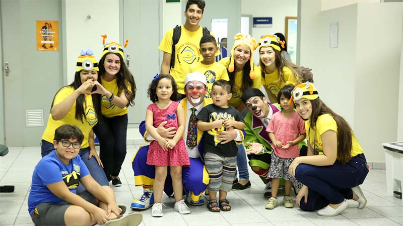 Alunos de vários cursos da Unifor, motivados pela oportunidade de exercerem papel ativo na solução de problemas reais da comunidade, integram o Projeto Jovem Voluntário, criado em 2002. (Foto: Ares Soares)