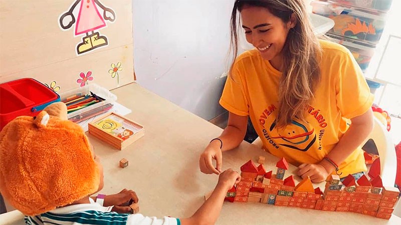 Entre as atividades de extensão está o Projeto Jovem Voluntário, que promove a qualidade de vida de crianças, adolescentes e idosos em hospitais de Fortaleza. Imagem realizada antes da pandemia de Covid-19 (Foto: Ares Soares)