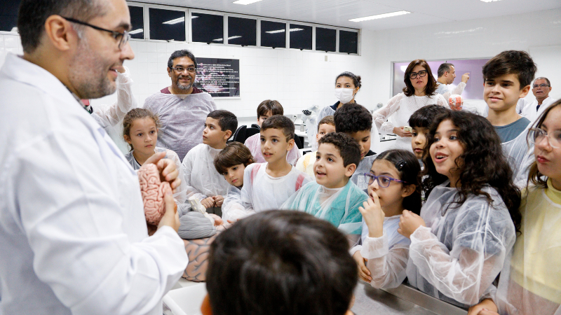 Aula expositiva com o professor Rômulo Porto empolga as crianças (Foto: Isis Rebouças)