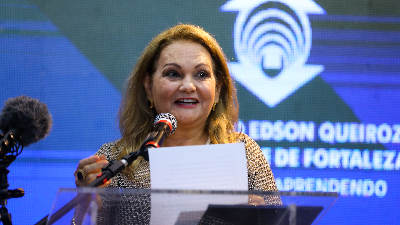 A presidente da Fundação Edson Queiroz, Lenise Queiroz Rocha, em discurso no lançamento das exposições no Espaço Cultural Unifor (Foto: Ares Soares)