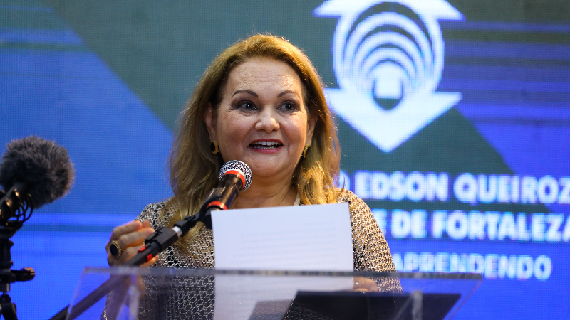 A presidente da Fundação Edson Queiroz, Lenise Queiroz Rocha, em discurso no lançamento das exposições no Espaço Cultural Unifor (Foto: Ares Soares)