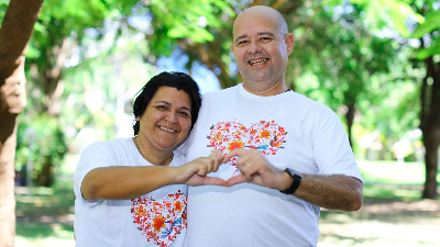 Diógenes e sua esposa Marcela celebram a oportunidade de uma nova vida em razão da solidariedade de quem decidiu ser doador (Foto: Ares Soares)